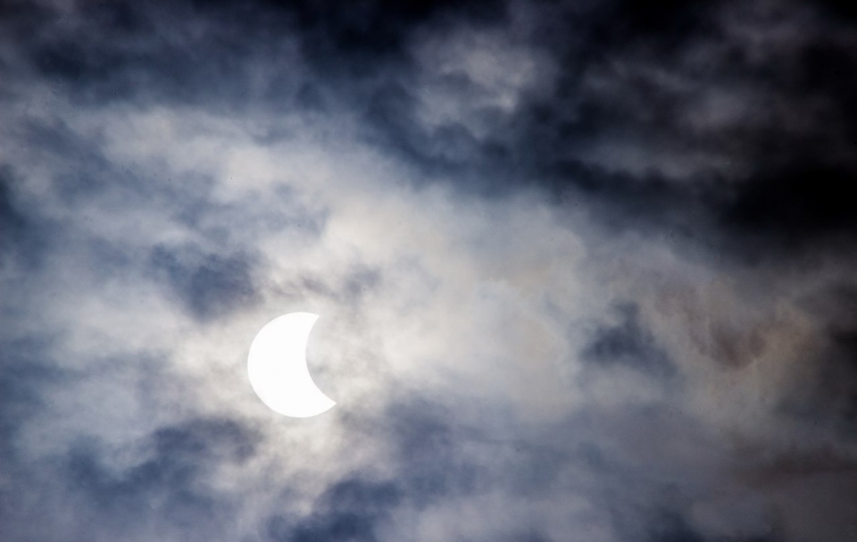 Фото затмения в Перми на фоне облаков